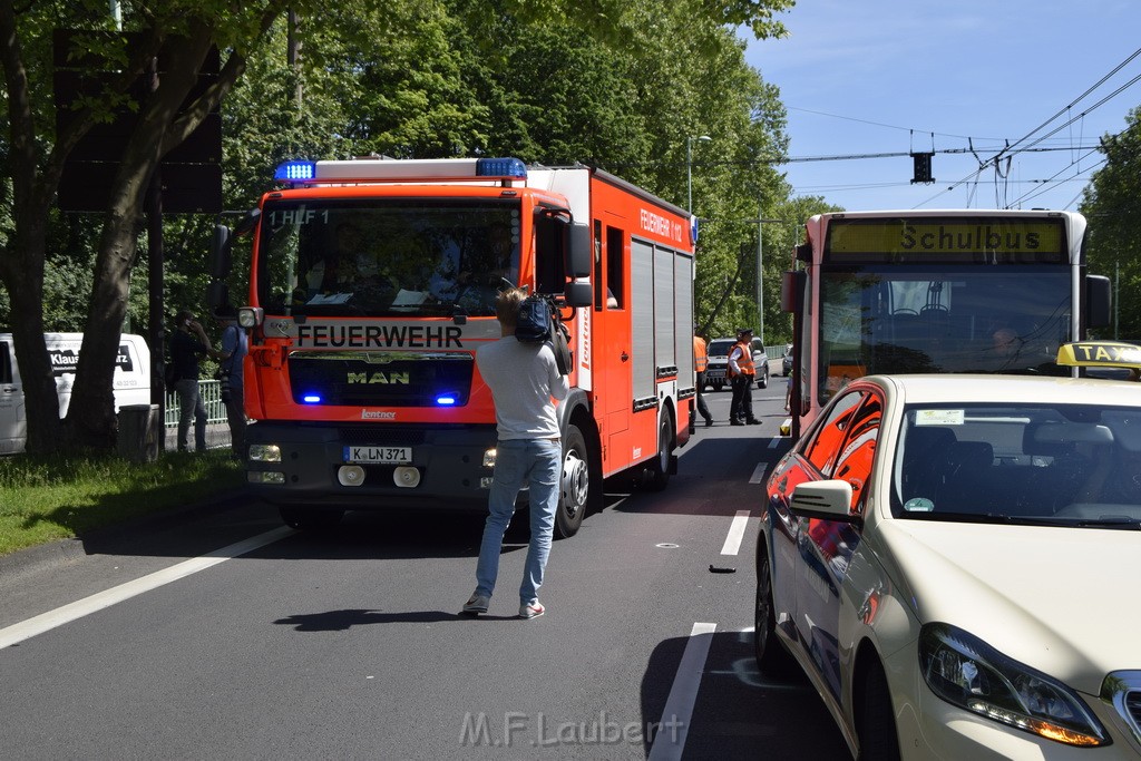 VU Schulbus Taxi Severinsbruecke Rich Innenstadt P36.JPG - Miklos Laubert